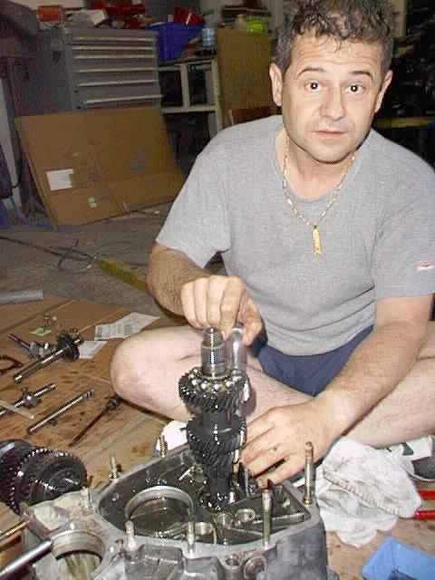 Ce drole de gas, c'est mon copain Jean Louis, un motard pationn de mcanique. Sans lui, je pense que je n'aurais jamais tent l'ouverture de la boite. Au fait, afin d'viter de perdre des pices, et n'ayant pas de plan de travail suffisemment grand, nous avons tal des cartons sur le sol du garage, puis travaill par terre. La position n'est certe pas trs confortable (ni noble pour un puriste...), mais pour des novices comme nous, c'est plus prudent. Au fait,  quoi peuvent elles bien servir toutes ces pices dans une boite !!!!!!!